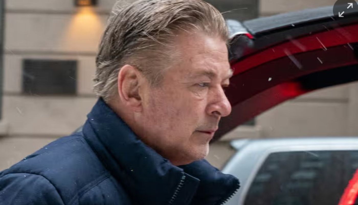 Procurorii aduc probe noi împotriva lui Alec Baldwin. Înainte de tragedie, s-a jucat cu arma și a tras cu gloanțe oarbe