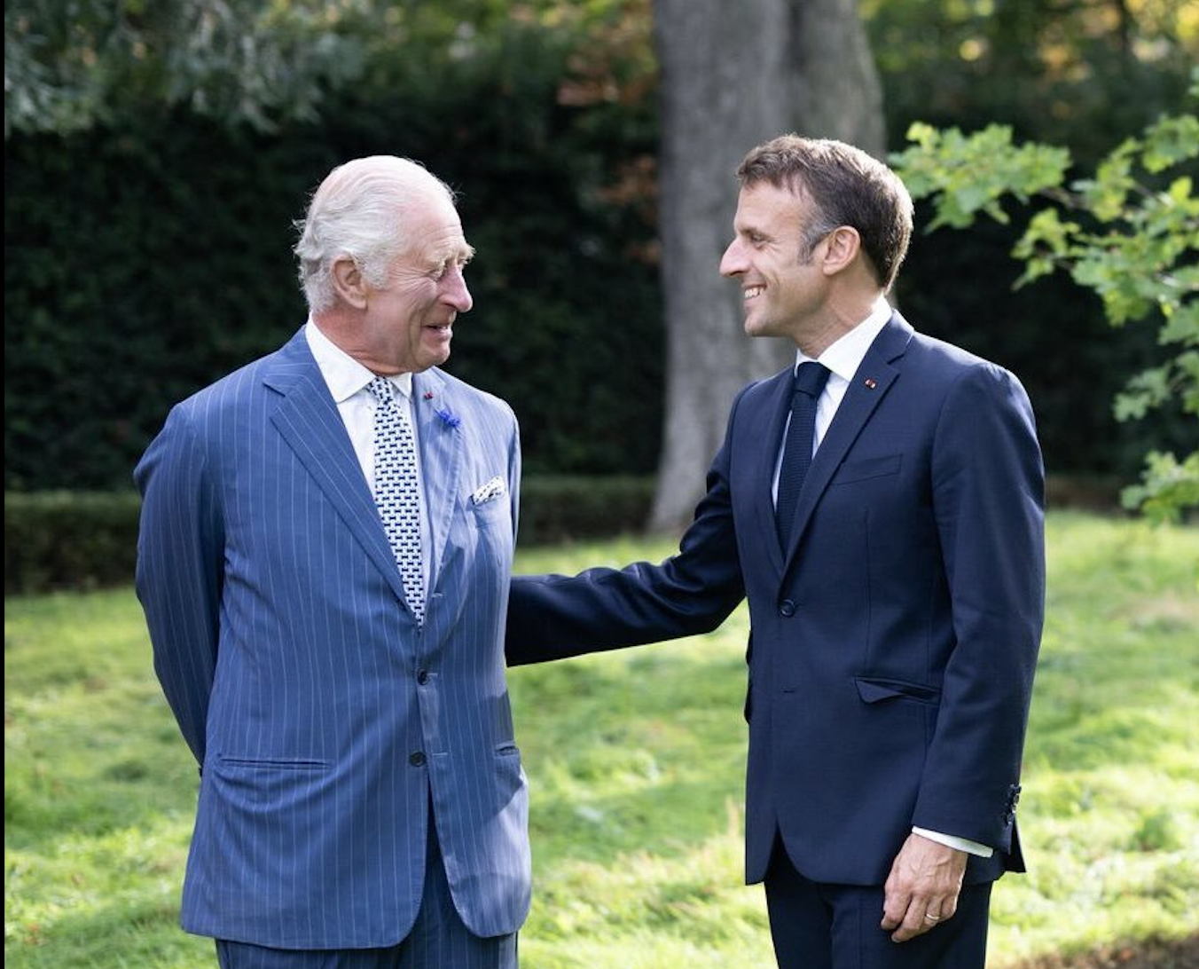 Președintele Macron, luat la întrebări. A plătit o sumă imensă pentru dineul oferit regelui Charles. Ce au mâncat șefii statelor