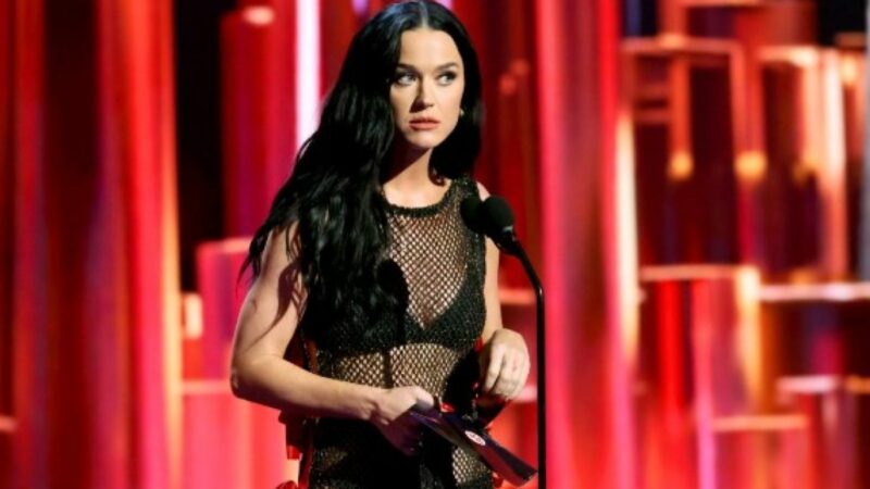 Așa arată în realitate cântăreața Katy Perry. A fost prinsă de paparazzi în costum de baie