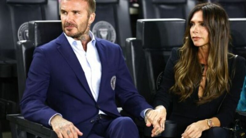 David Beckham și Victoria pe tronuri aurii. Foto