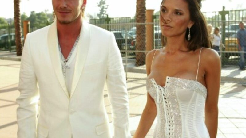 David și Victoria Beckham arată lumii cât de frumoși sunt când se bronzează în Sardinia. Foto