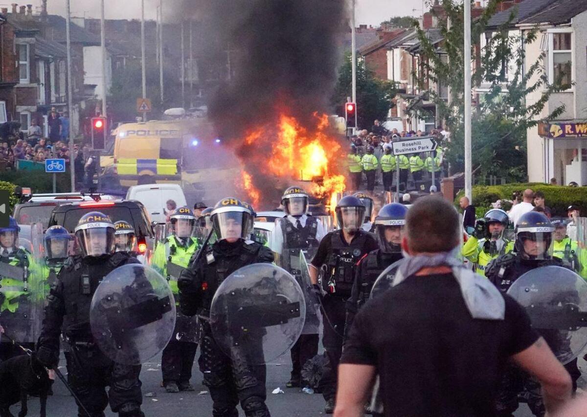 Român de etnie arestat în Marea Britanie, după protestele violente. Goana după celebritate l-a trimis la pușcărie