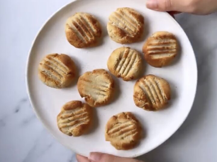 Cei mai simpli biscuiți, fără zahăr. Copiii îi adoră, dar merg excelent și cu cafea