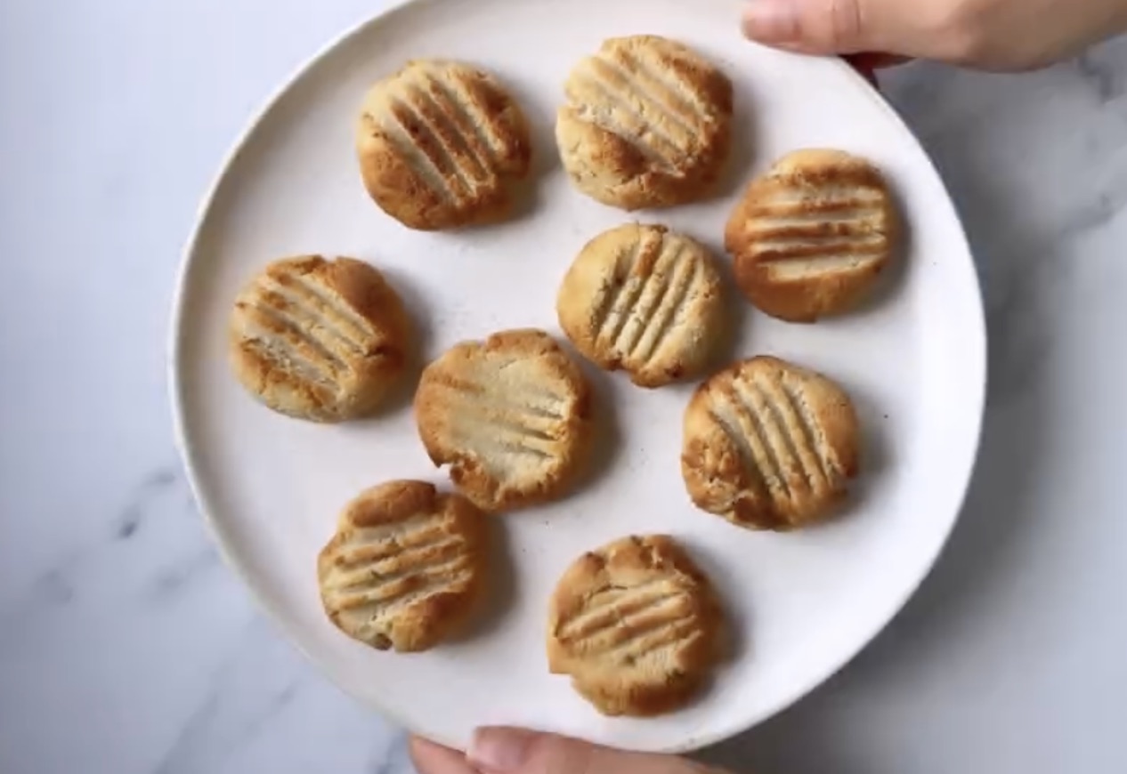 Cei mai simpli biscuiți, fără zahăr. Copiii îi adoră, dar merg excelent și cu cafea