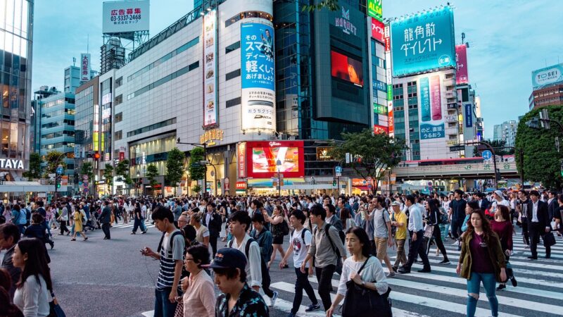 Nu o sa credeți ce plimbă în lesă un japonez pe străzile din Tokyo. Unii se sperie și fug, alții filmează – Imagini incredibile