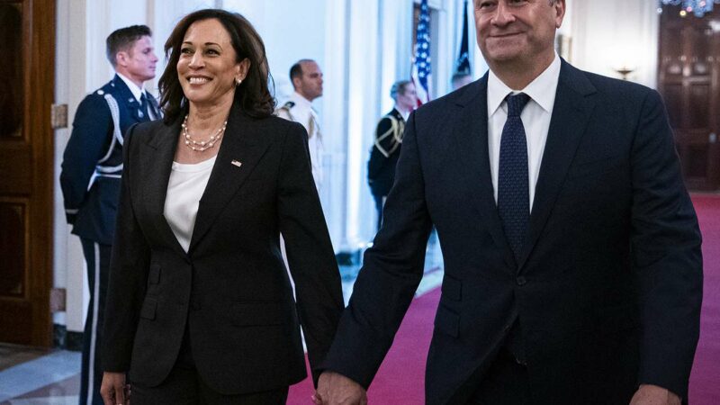 Panică în echipa de campanie a candidatei Kamala Harris. Soțul ei a lăsat dădaca însărcinată