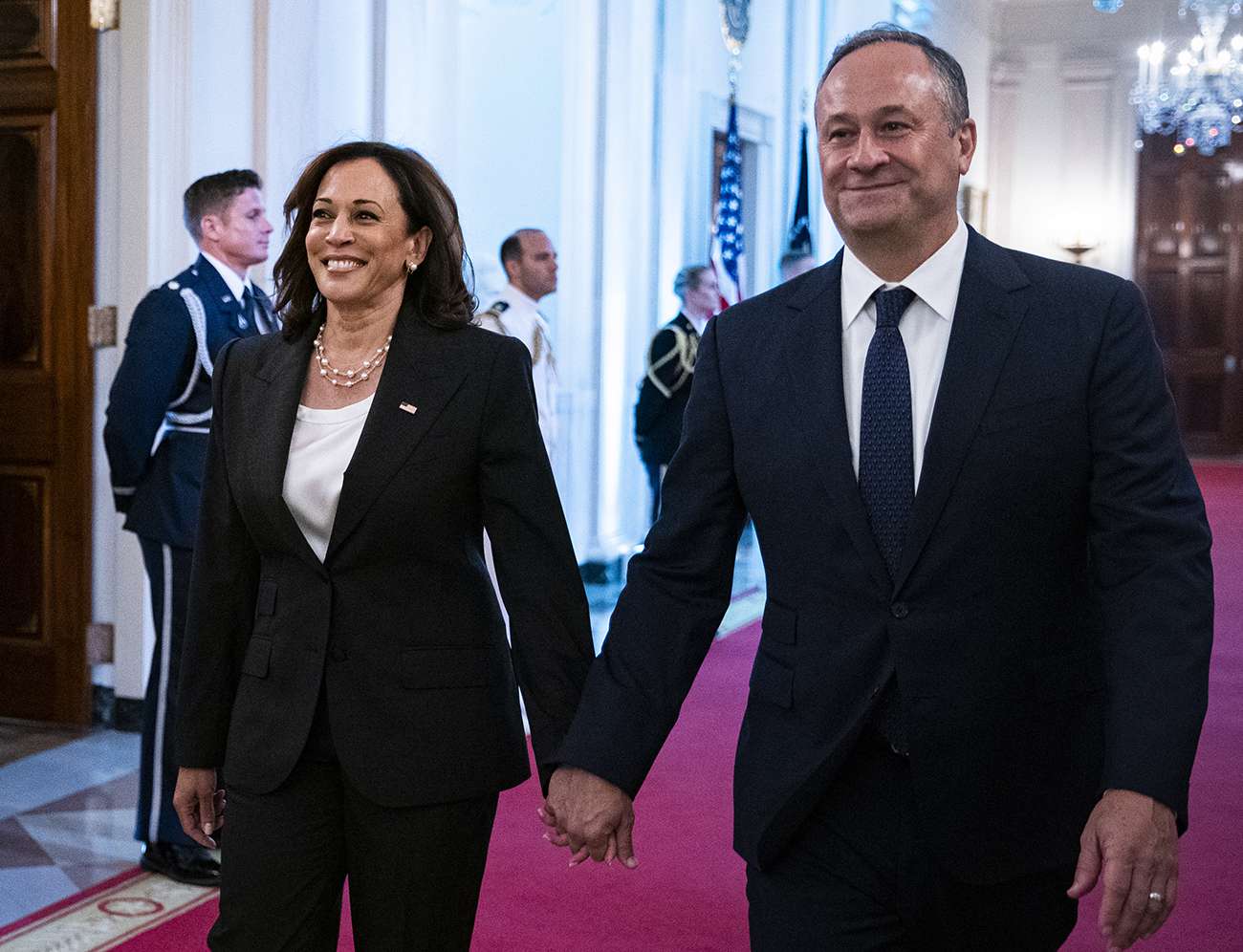 Panică în echipa de campanie a candidatei Kamala Harris. Soțul ei a lăsat dădaca însărcinată