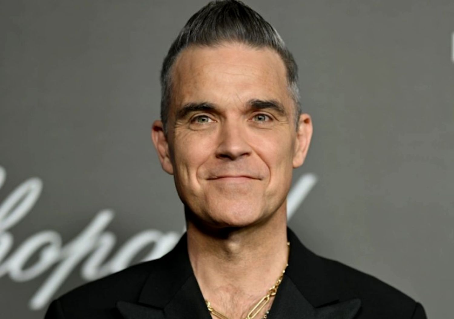 Robbie Williams, fermecat de noua sa dantură. Dinții vechi au fost folosiți ca desfăcător de sticle