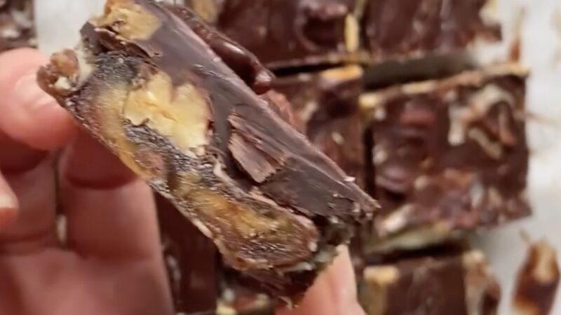 Cum se prepară batoanele Snickers vegane. O rețetă foarte simplă