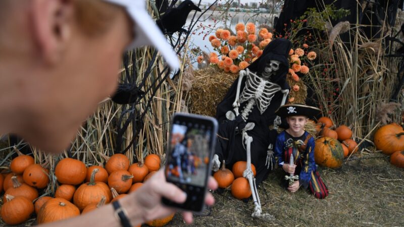 Insula Lacul Morii se transformă de Halloween. Dovleci gigantici, vrăjitoare și Smiley la West Side Hallo Fest 2024