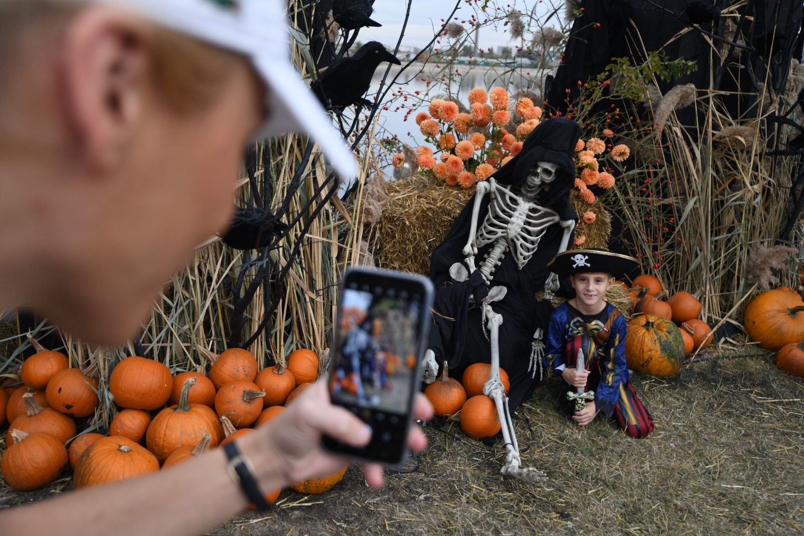 Insula Lacul Morii se transformă de Halloween. Dovleci gigantici, vrăjitoare și Smiley la West Side Hallo Fest 2024