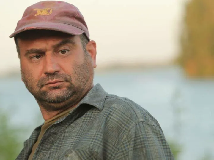 Adrian Văncică din „Las Fierbinți” se întoarce ca să ne arate o „Românie veselă”. Sau o Românie mai tristă?