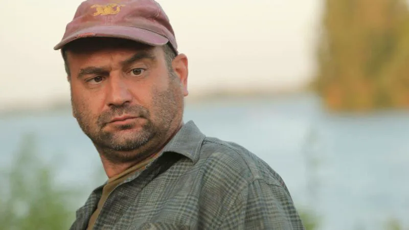 Adrian Văncică din „Las Fierbinți” se întoarce ca să ne arate o „Românie veselă”. Sau o Românie mai tristă?