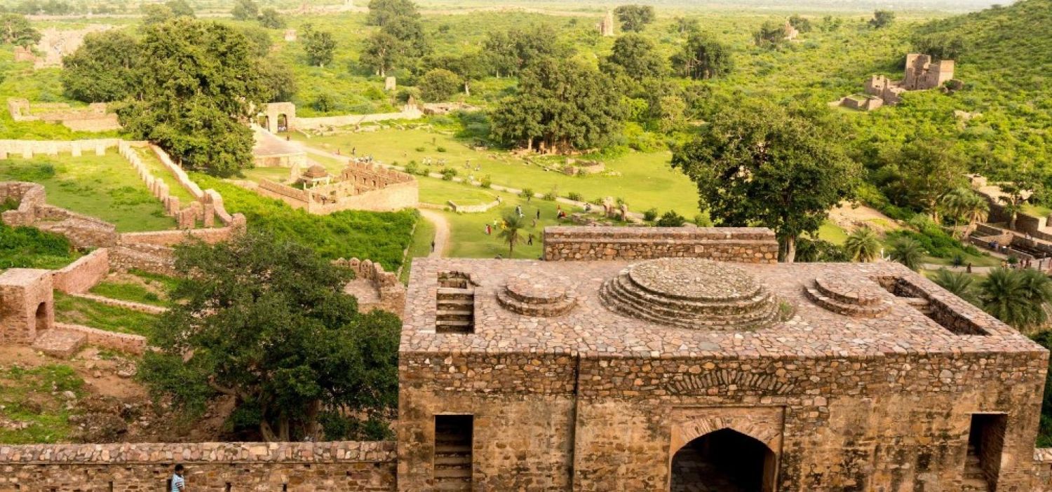 Casa fantomelor din India. Cine stă noaptea printre ruine nu va mai fi văzut niciodată