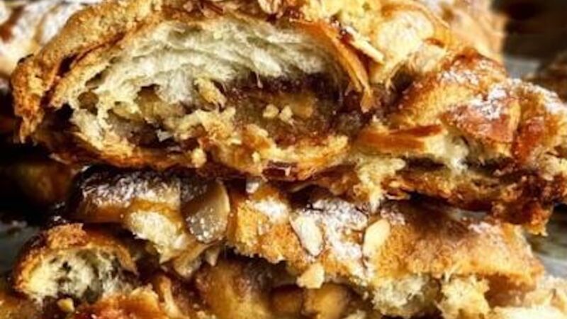 Croissante cu migdale și umplutură de plăcintă cu mere