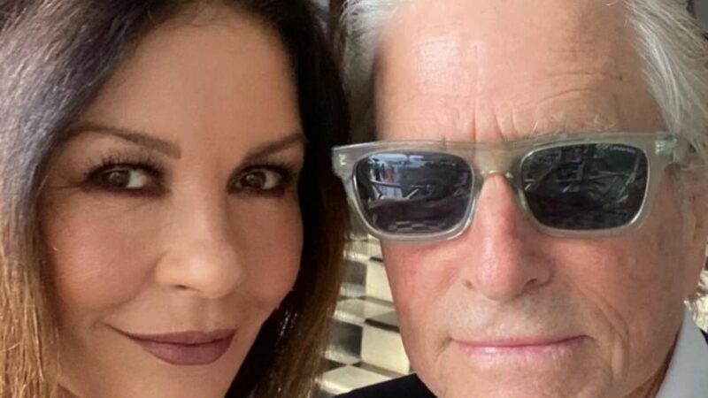 Catherine Zeta Jones își trăiește a doua tinerețe. Michael Douglas petrece cu pensionarii de 80 de ani