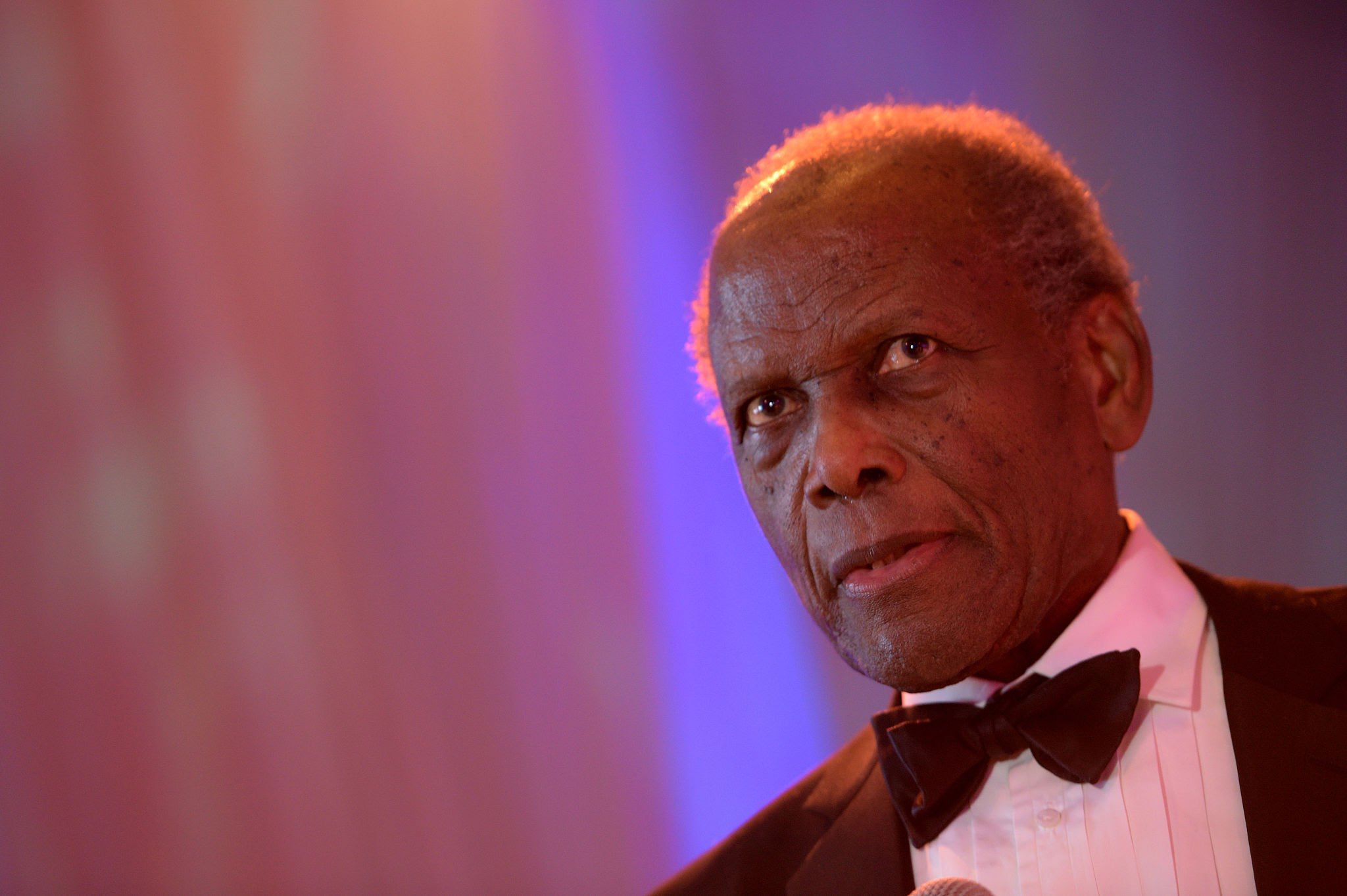 Povestea de viață a lui Sidney Poitier. De la începuturi modeste la legendă a filmului