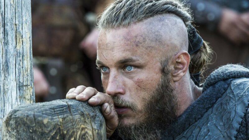 Ce s-a ales de actorul care l-a interpretat pe Ragnar Lothbrok din serialul fenomen „Vikings”. Fanele își fac tatuaje cu chipul lui