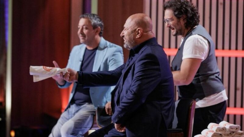 La MasterChef, o tânără a stârnit hohote de râs, ba cu frecarea oului de ciocolată, ba cu ratarea actului cu soțul. Video