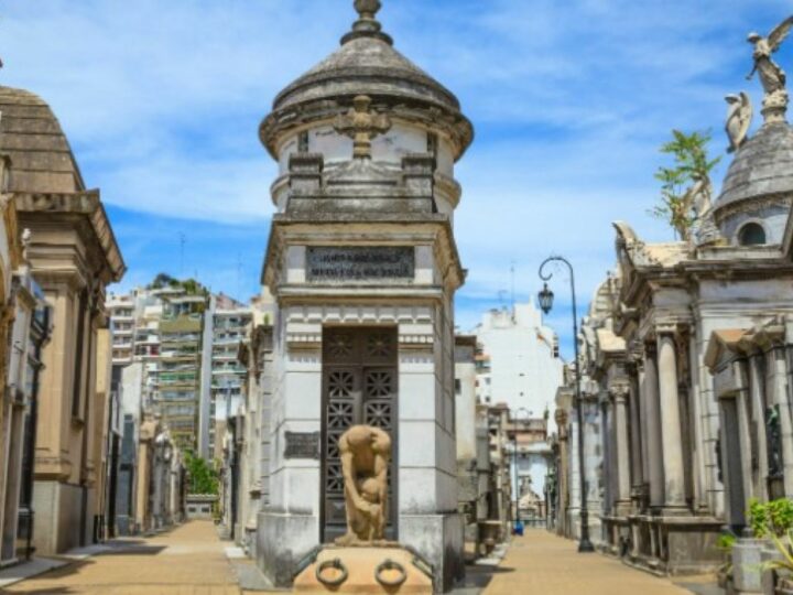 Lucruri stranii în cimitirul Recoleta din Buenos Aires, locul de odihnă al Evei Peron. Legenda tinerei îngropată de vie