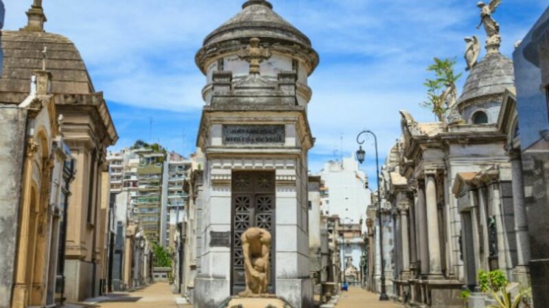 Lucruri stranii în cimitirul Recoleta din Buenos Aires, locul de odihnă al Evei Peron. Legenda tinerei îngropată de vie