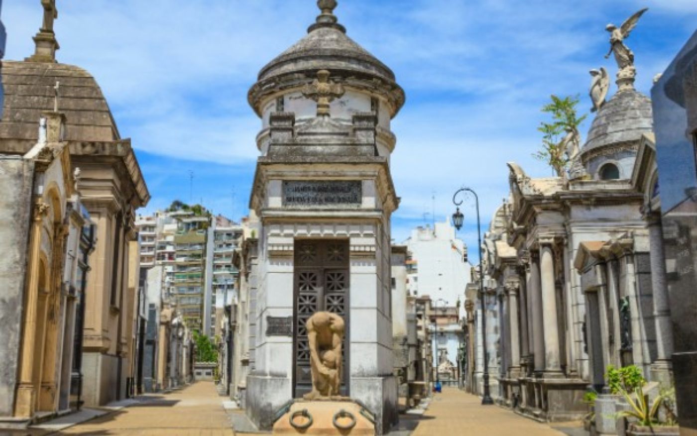 Lucruri stranii în cimitirul Recoleta din Buenos Aires, locul de odihnă al Evei Peron. Legenda tinerei îngropată de vie