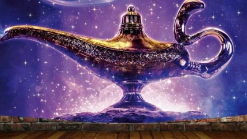 O femeie găsește lampa lui Aladdin. Un spiriduș iese din ea. Ce-și dorește femeia…