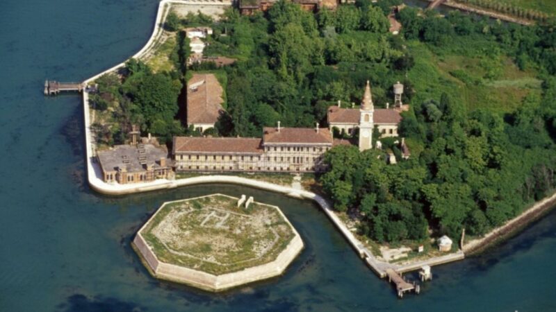 Poveglia, insula blestemată și plină de fantome. „Ceața” ciudată care l-a omorât pe directorul spitalului