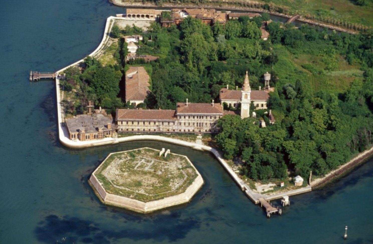 Poveglia, insula blestemată și plină de fantome. „Ceața” ciudată care l-a omorât pe directorul spitalului