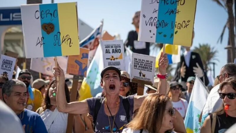 Protestatarii antiturism au luat cu asalt plaja din Tenerife și au speriat turiștii. „Distrug Insulele Canare”