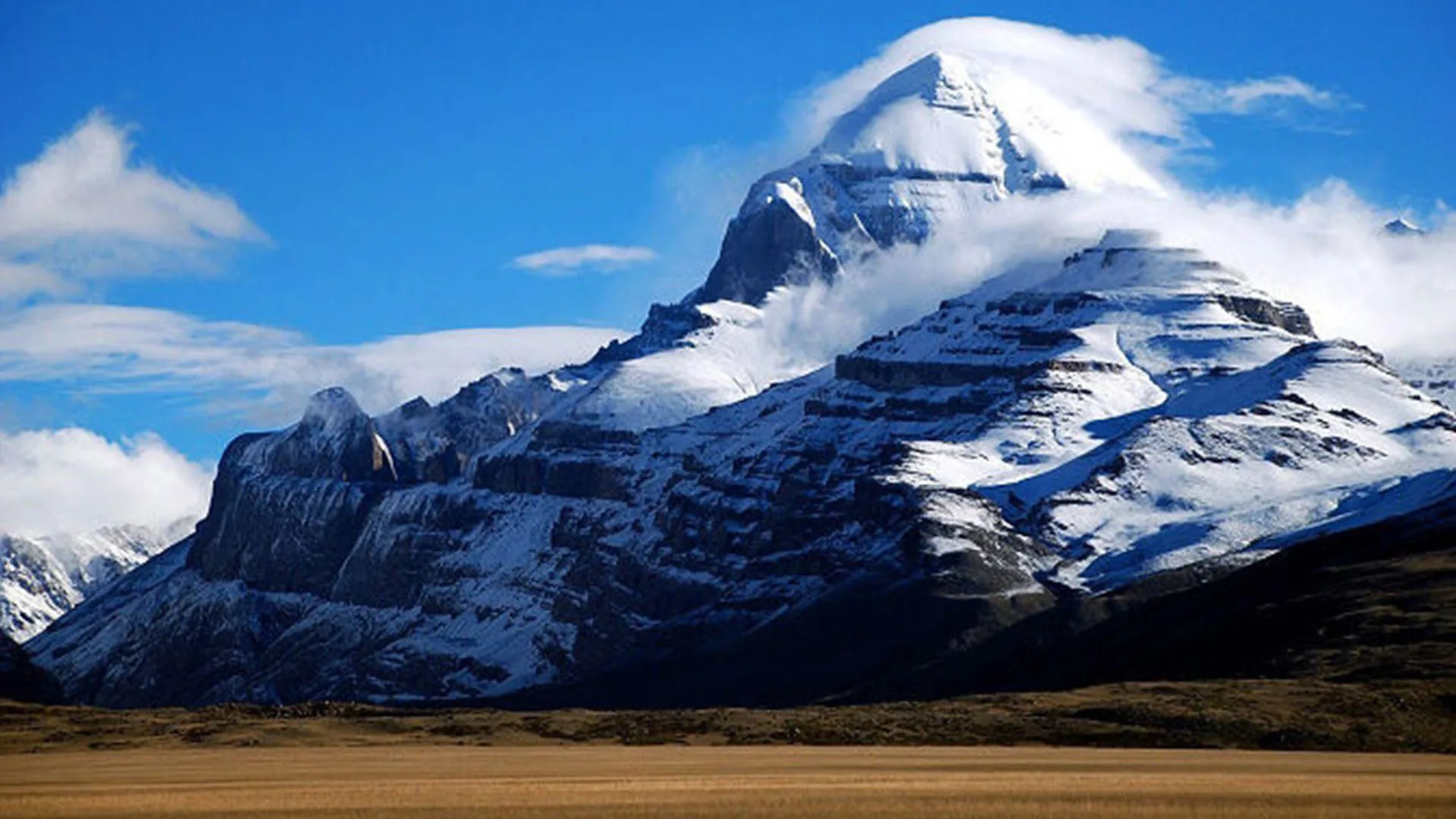 Kailash, muntele sacru al tibetanilor pe care nu a urcat nimeni niciodată