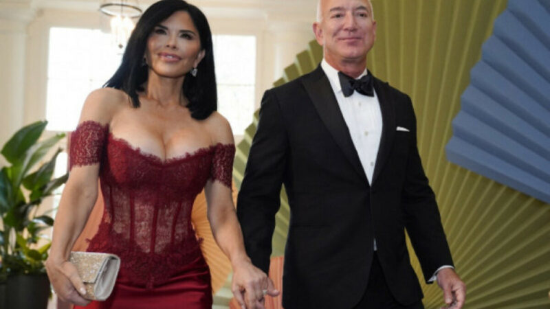 Iubita miliardarului Bezos își caută rochie de mireasă pe internet, după ce a răvășit Casa Albă cu ultima ținută