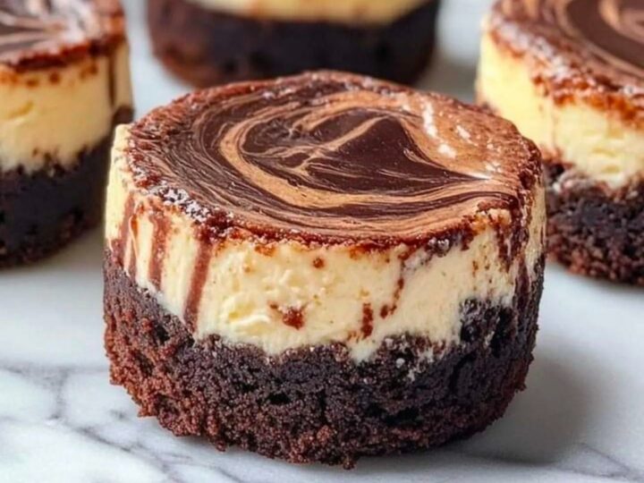 Desertul irezistibil care combină două prăjituri delicioase: mini cheesecake cu bază de brownie