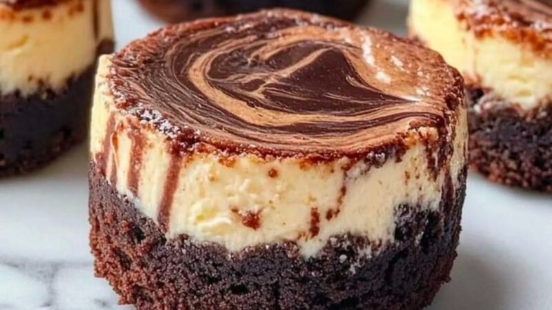 Desertul irezistibil care combină două prăjituri delicioase: mini cheesecake cu bază de brownie