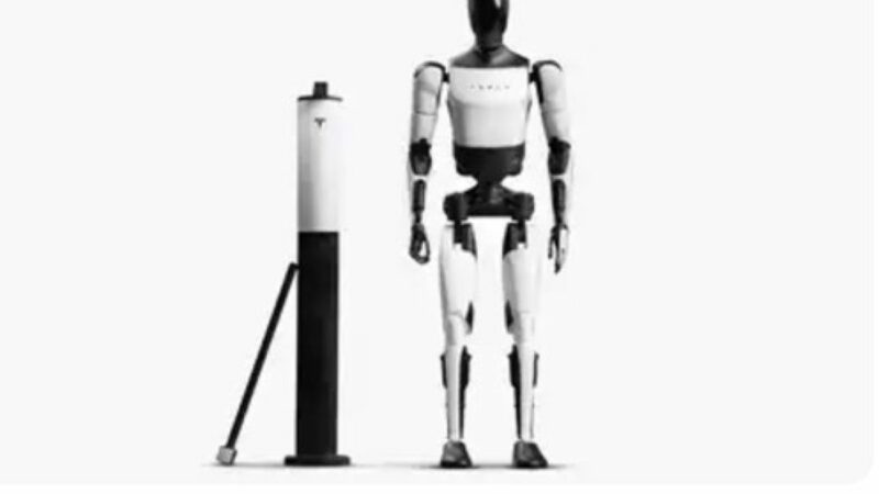 Elon Musk a lansat un robot de jucărie. Robotul umanoid în mărime naturală va fi pus pe piață în 2026