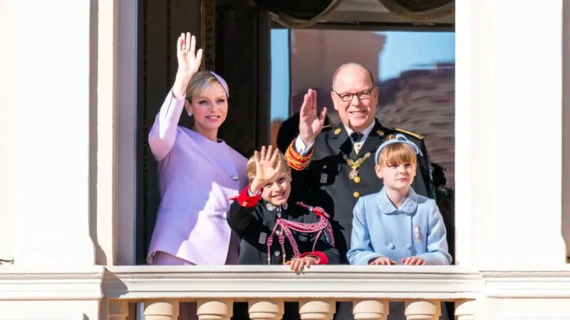 Prințul Albert de Monaco și cei doi copii mai mari. Duc vieți complet diferite de gemeni