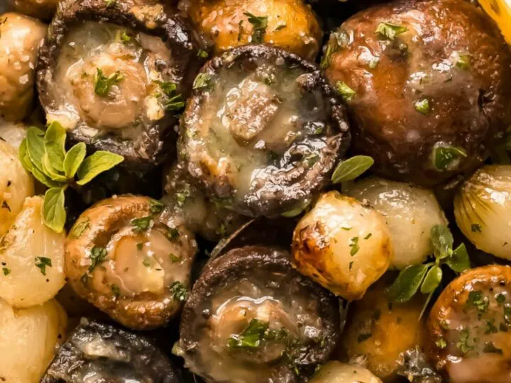 Ciuperci în sos de unt și usturoi. Vinul și ceapa caramelizată le fac de neuitat