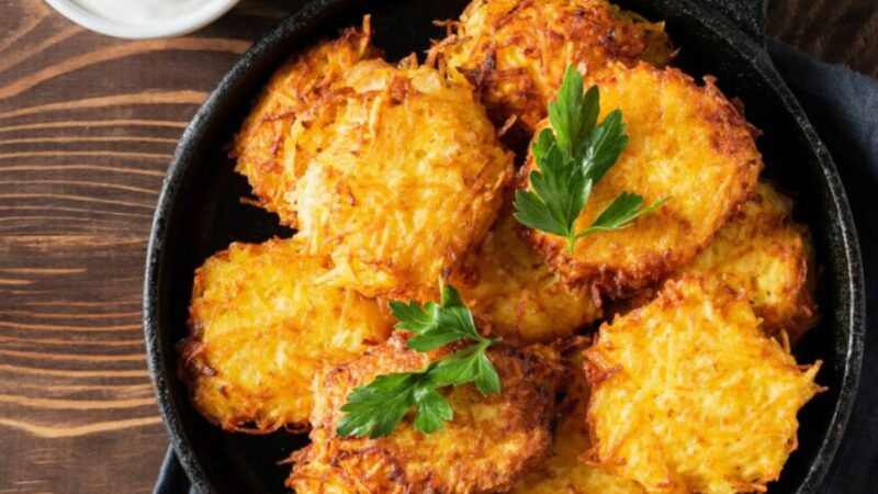 Latke de cartofi cu brânză la grătar și mere, un deliciu evreiesc