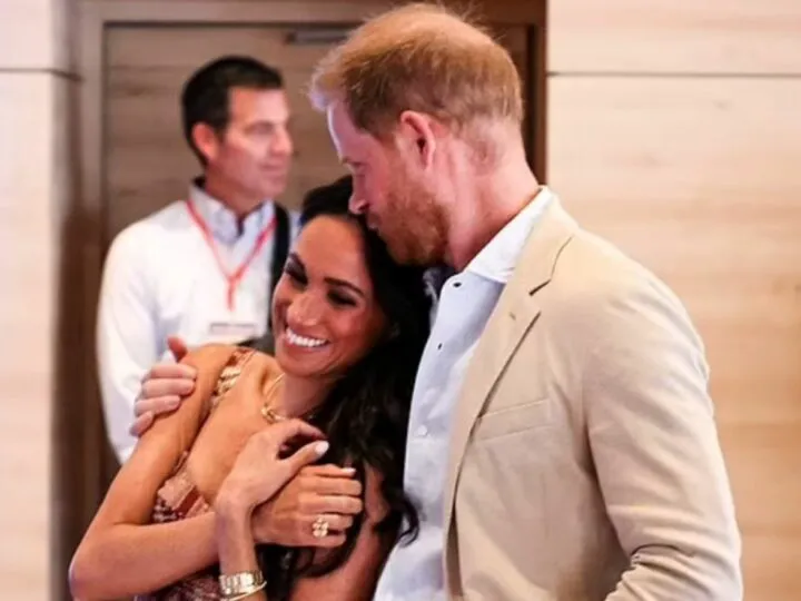 Lumea poate fi liniștită: copiii prințului Harry și Meghan au pielea albă și ambii sunt roșcați ca tata