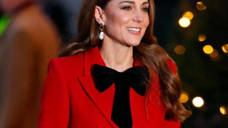 Secretul fundei negre supradimensionate purtată de Kate Middleton la Concertul de colinde de Crăciun