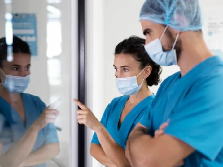 Legea decenței, ignorată de medici și asistente. Românii nu știu că angajații spitalelor au interdicție să se afișeze așa