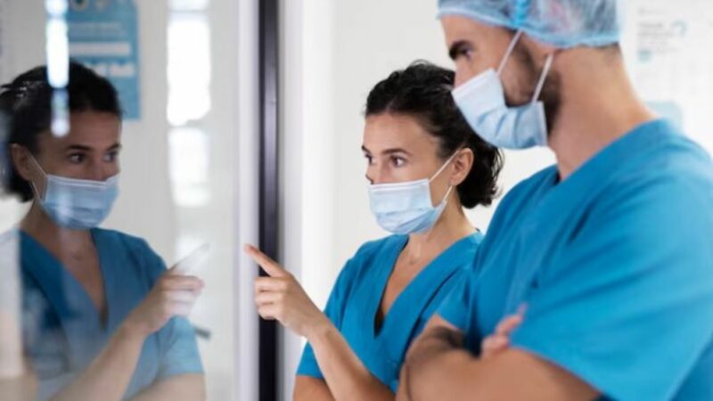 Legea decenței, ignorată de medici și asistente. Românii nu știu că angajații spitalelor au interdicție să se afișeze așa