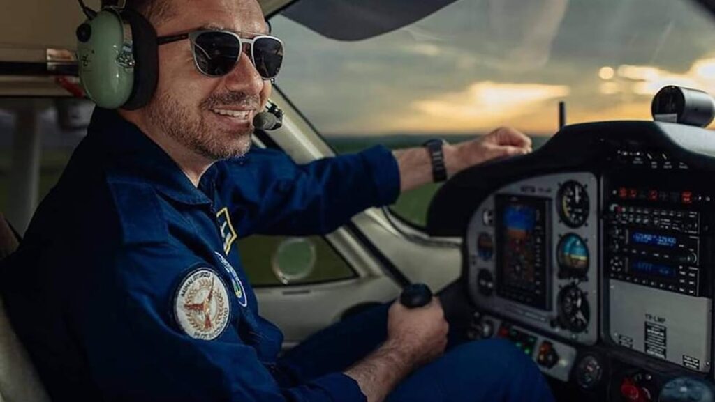 Mihai Sturzu, fostul membru al trupei Hi-Q, devenit pilot de avion, face show la microfonul aeronavei. Pasagerii l-au filmat