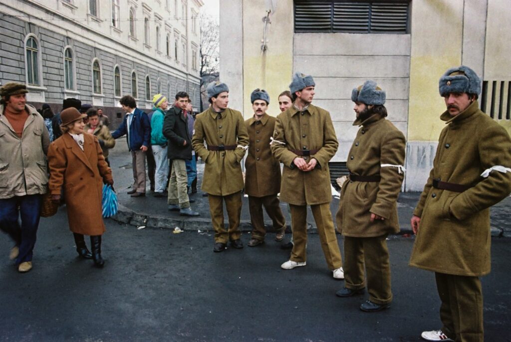 „Fotograful Revoluției” le arată tinerilor cum se protesta acum 35 de ani. Imagini inedite