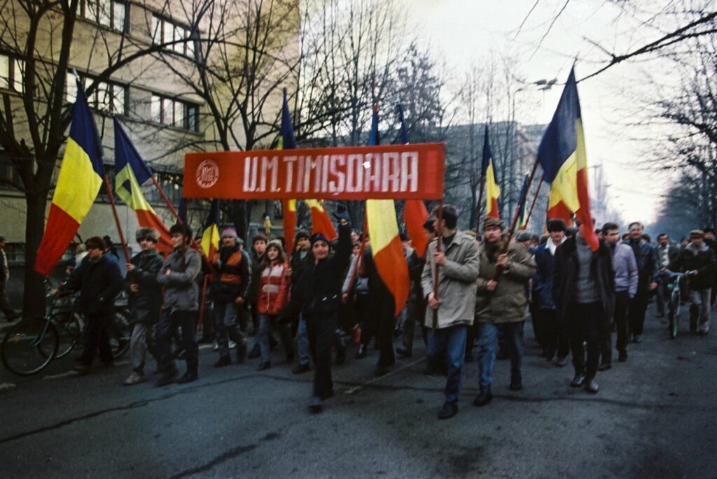 „Fotograful Revoluției” le arată tinerilor cum se protesta acum 35 de ani. Imagini inedite