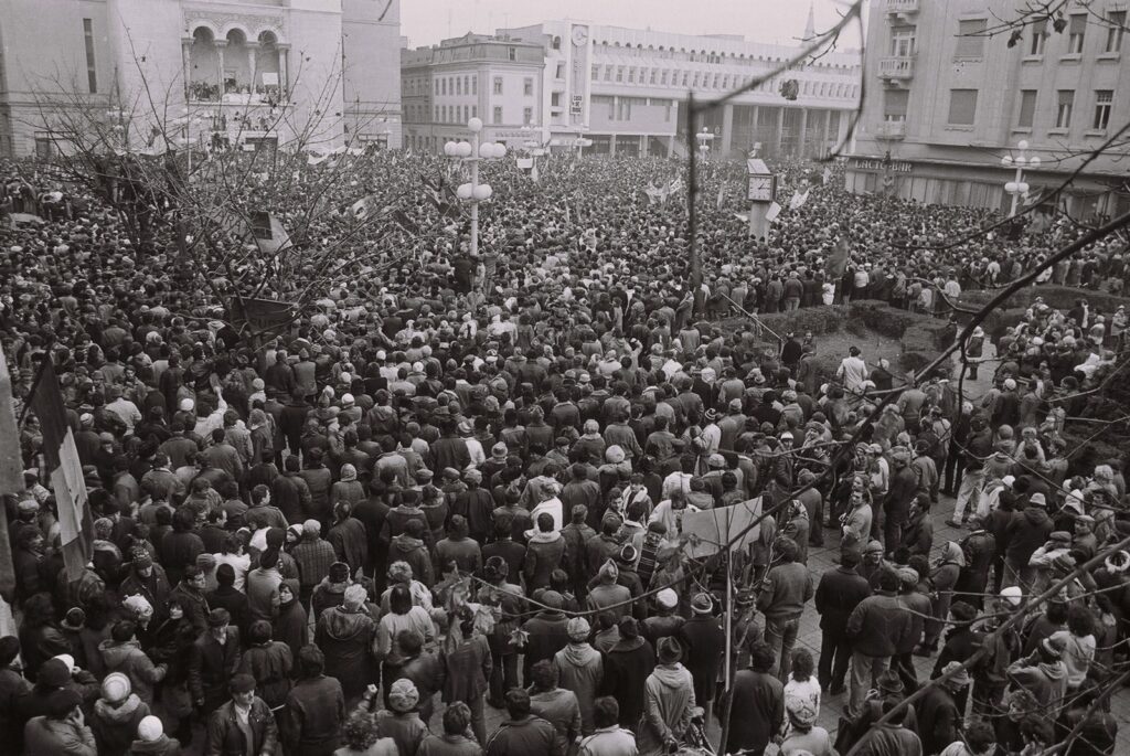 „Fotograful Revoluției” le arată tinerilor cum se protesta acum 35 de ani. Imagini inedite