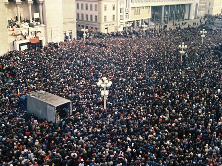 „Fotograful Revoluției” le arată tinerilor cum se protesta acum 35 de ani. Imagini inedite