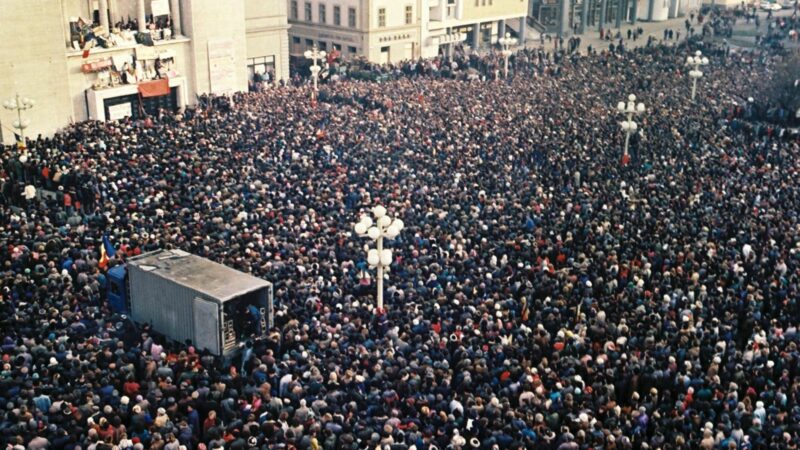 „Fotograful Revoluției” le arată tinerilor cum se protesta acum 35 de ani. Imagini inedite