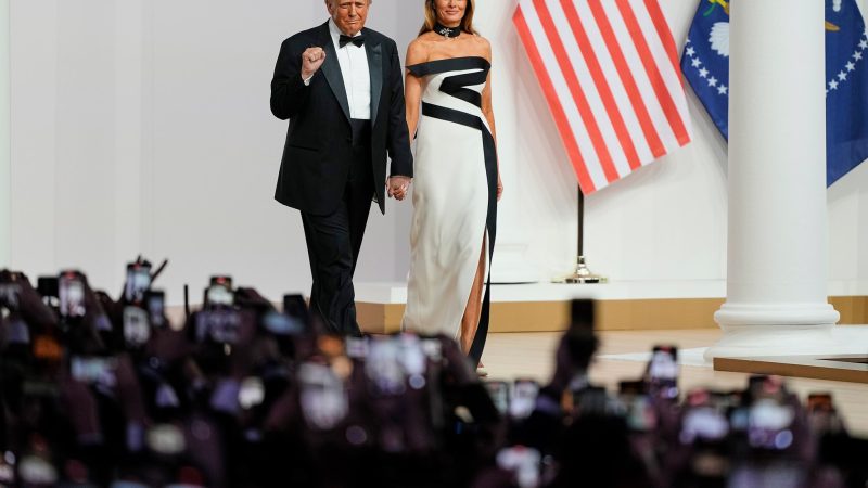 Melania Trump, topită în brațele altui bărbat. „N-am văzut-o zâmbind niciodată așa” – Video