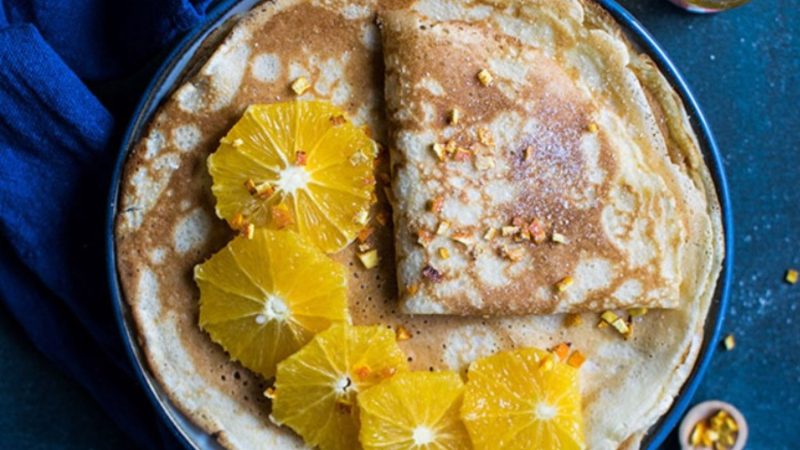 Clătite franțuzești cu smântână și marmeladă de portocale. Rețeta desertului perfect